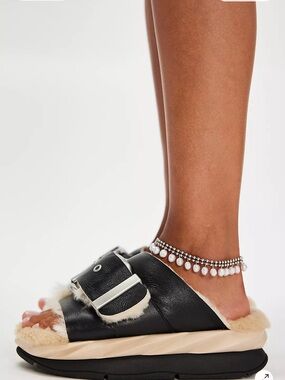 4CCCCEES
MELLOW LAZE PLATFORM SANDAL - OREO
$295 women size 9 preowned